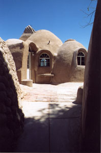 Дом из мешков землёй Эко купол Superadobe